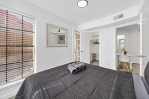 1 chambre, bureau, fer et planche à repasser, lit parapluie