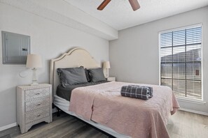 1 habitación, escritorio, tabla de planchar con plancha y cuna de viaje