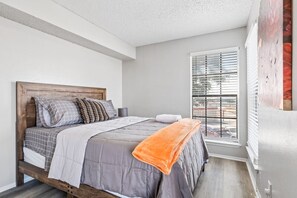 1 habitación, escritorio, tabla de planchar con plancha y cuna de viaje