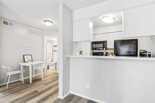 Dining - DFW EXTENDED STAY -  1 BEDROOM APT! (Dallas)