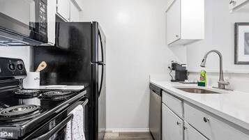 Refrigerador, microondas, horno y parrilla de estufa