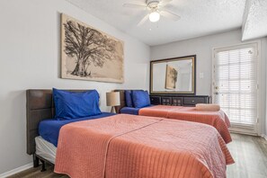 1 habitación, escritorio, tabla de planchar con plancha y cuna de viaje 