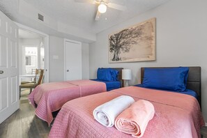 1 chambre, bureau, fer et planche à repasser, lit de bébé portatif