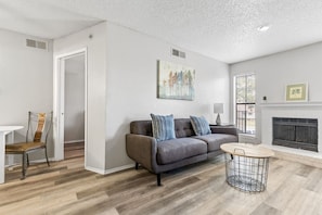 TV, fireplace - Cute Affordable Stay in Central DFW! (Dallas)
