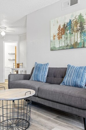 Televisión y chimenea 