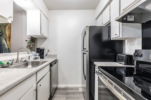 冷蔵庫、電子レンジ、オーブン、コンロ