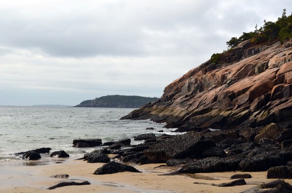 En la playa, camastros y toallas de playa 