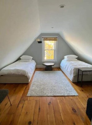 2 habitaciones, escritorio y tabla de planchar con plancha 