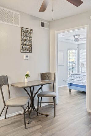 1 chambre, bureau, fer et planche à repasser, lit de bébé portatif
