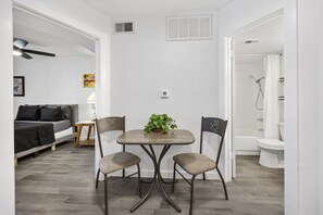 1 soveværelse, skrivebord, strygejern/strygebræt, weekendseng