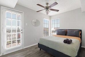 1 habitación, escritorio, tabla de planchar con plancha y cuna de viaje