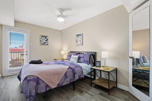 1 bedroom, desk, iron/ironing board, travel crib - CUTE APARTMENT! PERFECT FOR LONG TERM STAYS (Dallas)