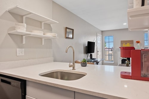 CUTE APARTMENT! PERFECT FOR LONG TERM STAYS