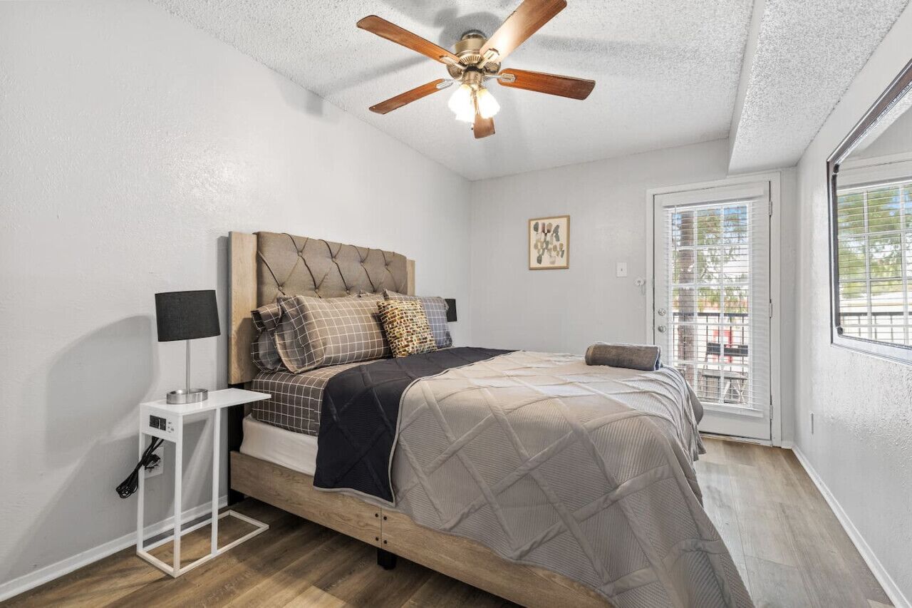 1 室のベッドルーム、デスク、アイロン / アイロン台、旅行用ベビーベッド