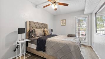 1 室のベッドルーム、デスク、アイロン / アイロン台、旅行用ベビーベッド