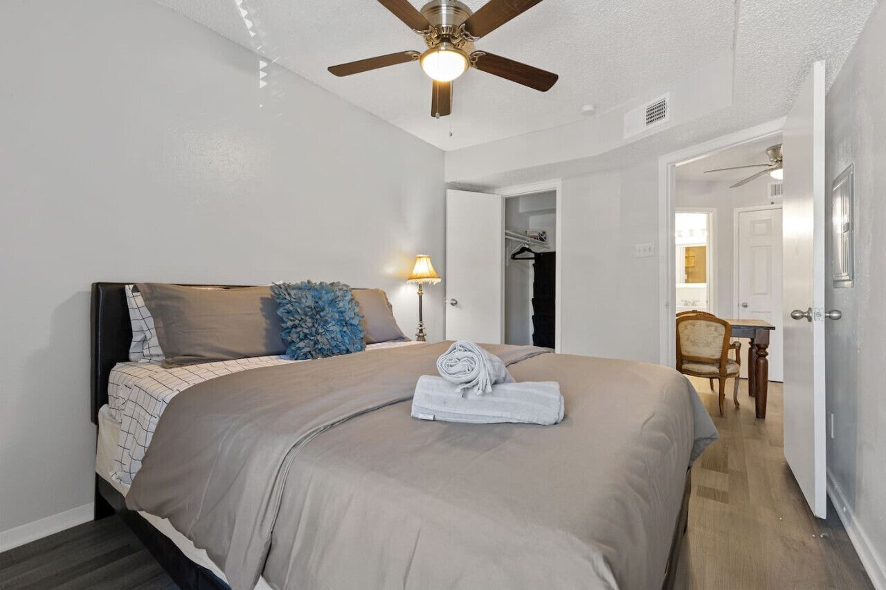 1 多间卧室、办公桌、熨斗/熨衣板、旅行婴儿床