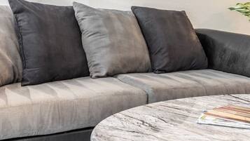 Een televisie en een open haard