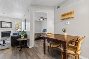 Dining - COMFORT & SIMPLICITY IN DFW! 1 BEDROOM APT! (Dallas)