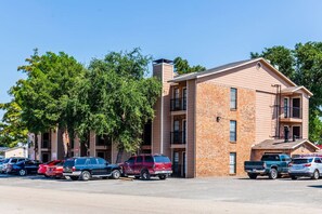 Exterior - COMFORT & SIMPLICITY IN DFW! 1 BEDROOM APT! (Dallas)