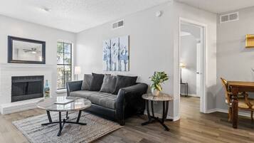 Een televisie en een open haard