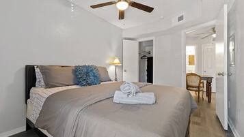 1 habitación, escritorio, tabla de planchar con plancha y cuna de viaje