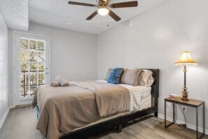 1 bedroom, desk, iron/ironing board, travel crib - COMFORT & SIMPLICITY IN DFW! 1 BEDROOM APT! (Dallas)