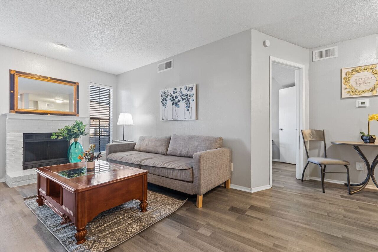 Televisión y chimenea 