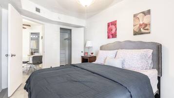 1 habitación, escritorio, tabla de planchar con plancha y cuna de viaje