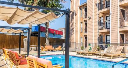 COZY LONG TERM APT WITH POOL ACCESS IN DFW!