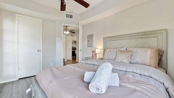 1 slaapkamer, een bureau, een strijkplank/strijkijzer, reisbedje