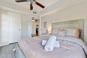 1 habitación, escritorio, tabla de planchar con plancha y cuna de viaje 