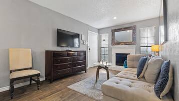 Una televisión, una chimenea