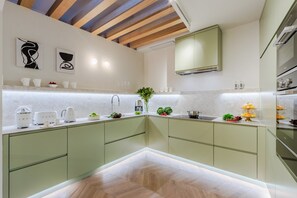 冷蔵庫、電子レンジ、オーブン、食器洗い機