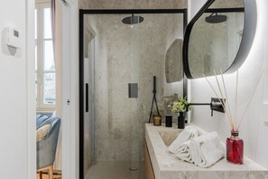 Dusche, Haartrockner, Handtücher