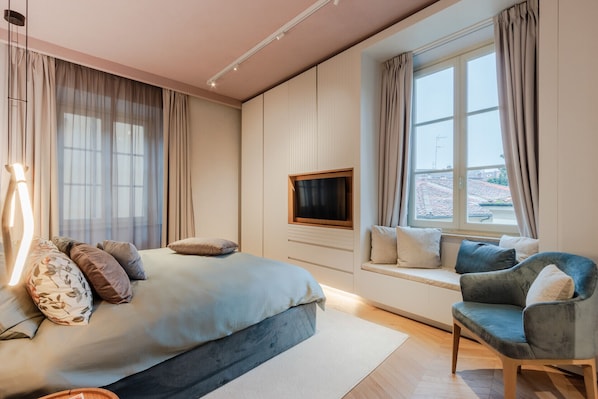 3 habitaciones, tabla de planchar con plancha y ropa de cama 