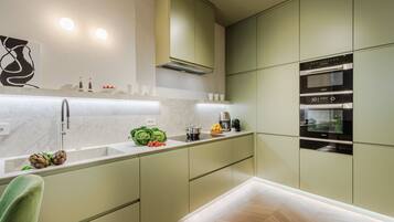 Kühlschrank, Mikrowelle, Ofen, Geschirrspüler