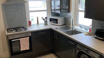 Apartamento | Cozinha privada | Geladeira, micro-ondas, fogão, cooktop