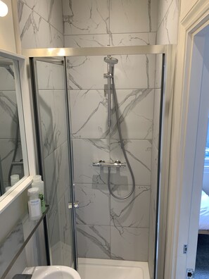 Appartement | Salle de bain | Douche, séchoir à cheveux, serviettes fournies