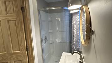 Douche, serviettes fournies, savon, shampoing