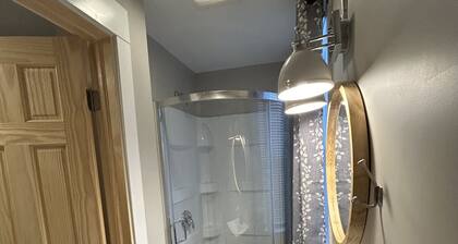 Cozy 1-bedroom apartment with WiFi, AC, washer/dryer in charming Springfield