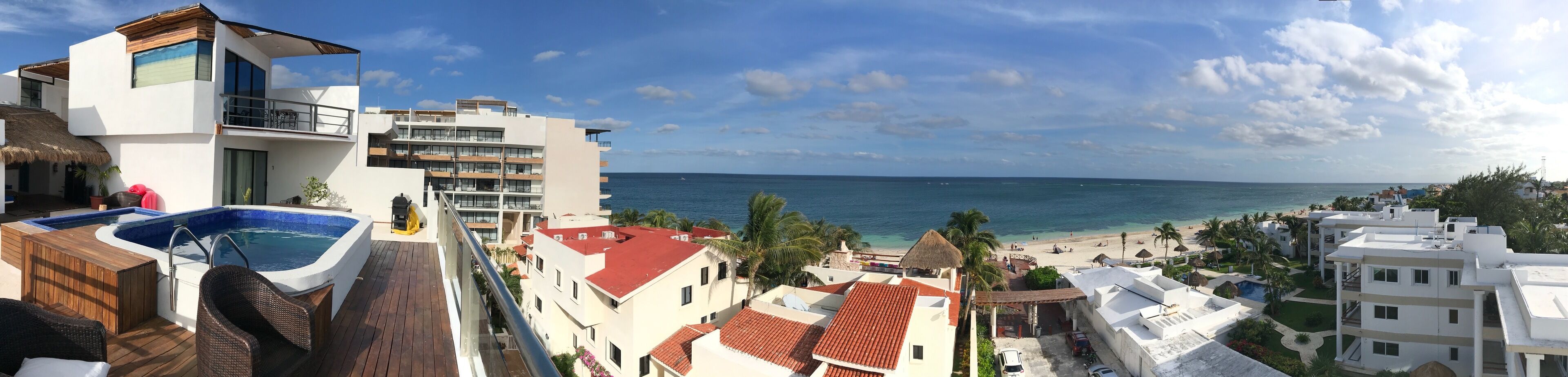 Un hotel frente al mar con piscina, varios balcones y vistas a la playa.