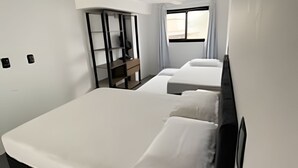 A modern hotel room with a large bed, a desk, and a window. - Lofts Meia Morada (São Francisco do Sul)