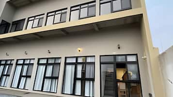 Un edificio de varios pisos con grandes ventanales y fachada plana.