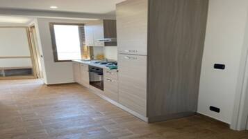 Frigorifero, forno, piano cottura, bollitore elettrico