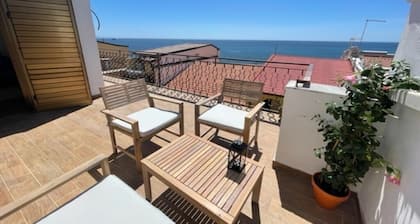 Apartament z widokiem na morze 20 m od plaży w Giardini Naxos na Sycylii.