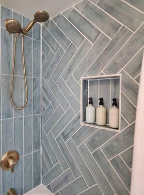 Séchoir à cheveux, serviettes fournies, savon, shampooing