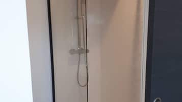 Een douche, een haardroger, handdoeken, zeep