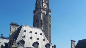Un bâtiment historique doté d’un imposant clocher et de détails architecturaux raffinés.