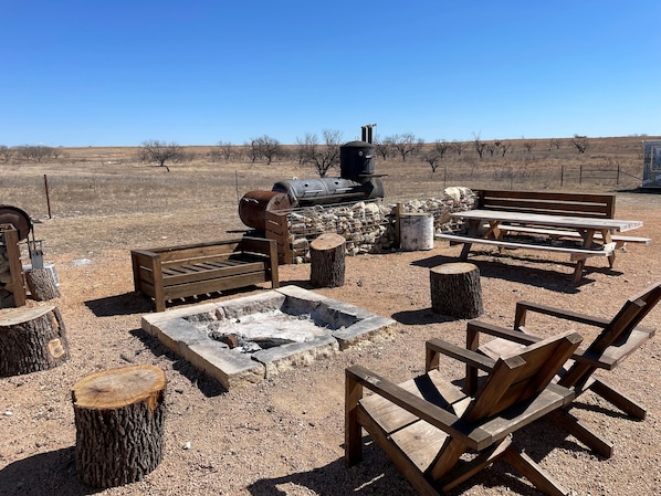 Outdoor dining - Eclipse Path Center- True Texas Hunting Camp Lodge-pet friendly! (Lampasas)