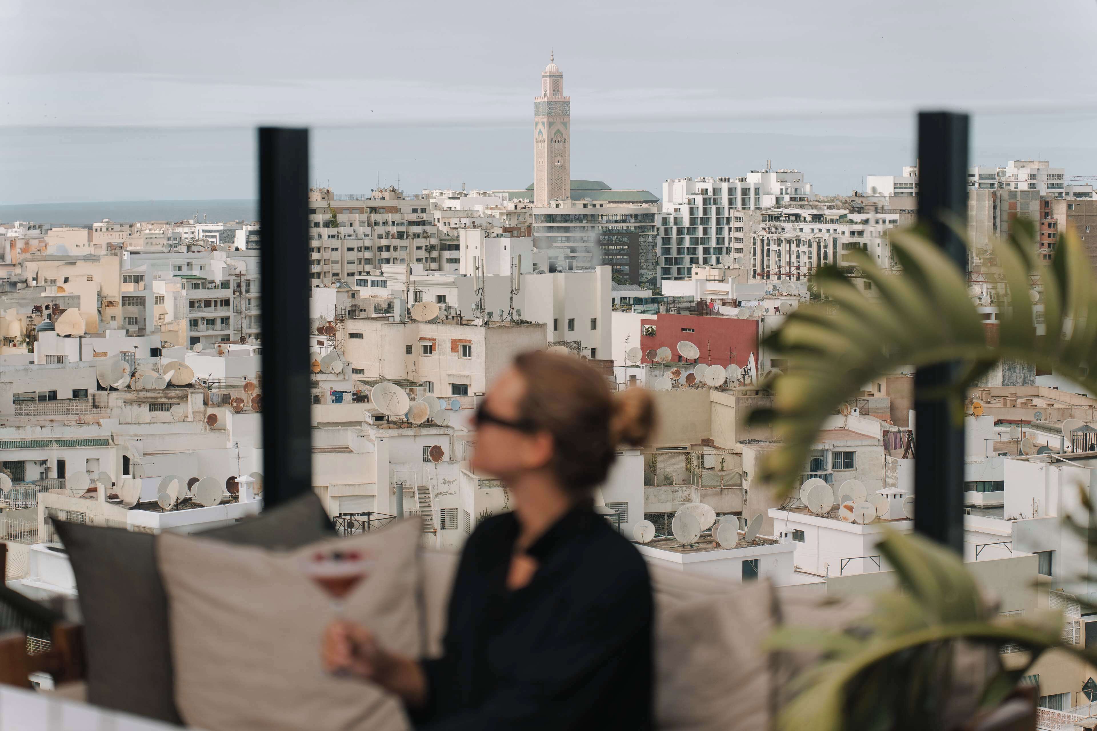 2 bars/lounges, cocktail bar